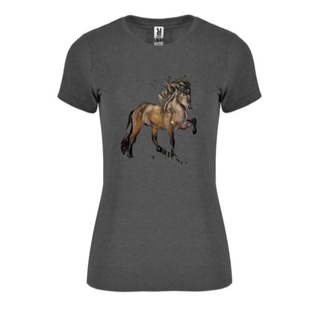 Im Detail ist ein T-Shirt mit kurzen Ärmeln zu sehen, auf dem ein Pferd mit wehender Mähne und Schweif abgebildet ist, das sich in einer dynamischen Bewegung, vermutlich einem Galopp, befindet.