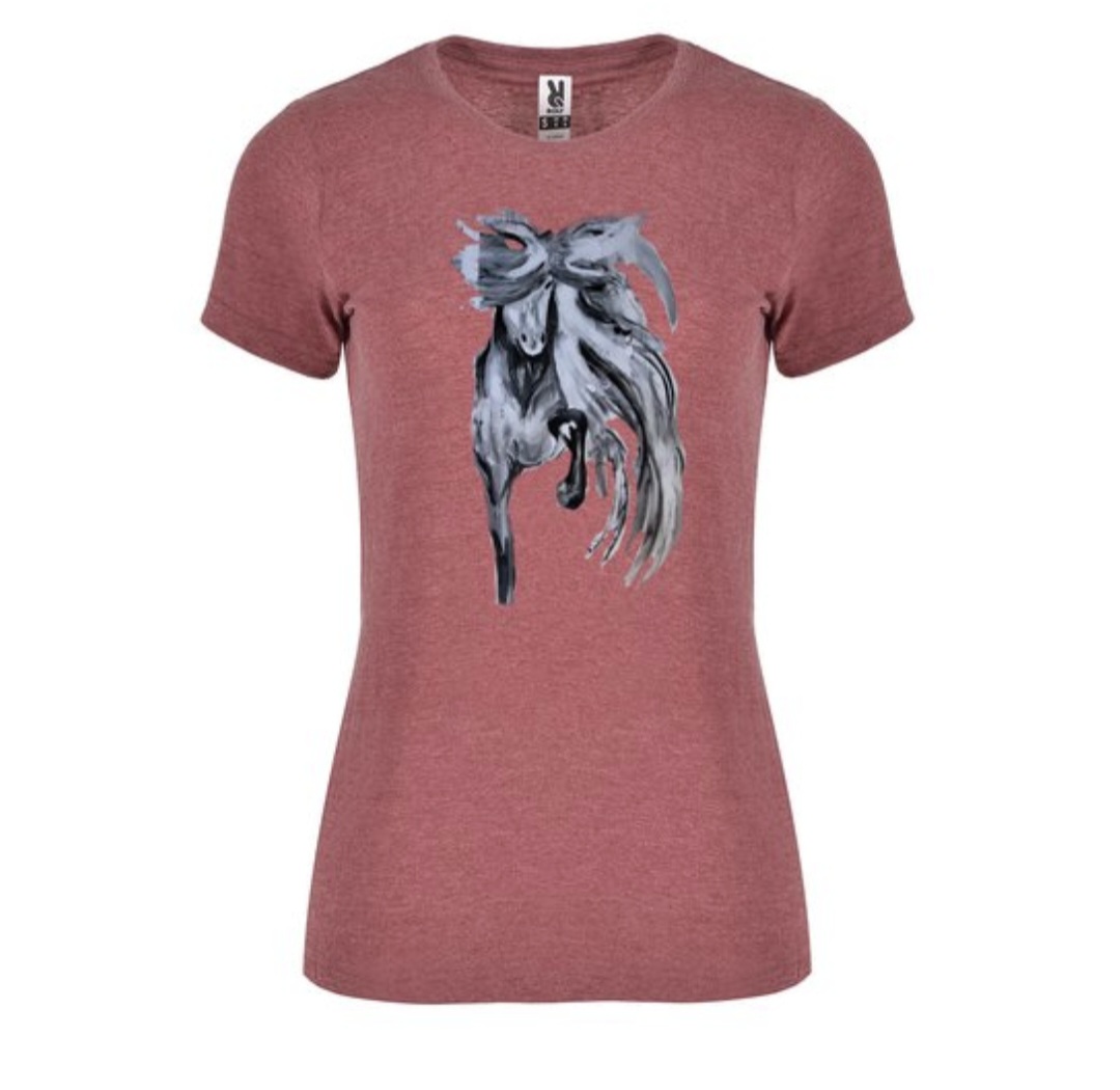 Im Detail ist ein T-Shirt mit kurzen Ärmeln zu sehen, auf dem ein Pferd mit wehender Mähne und Schweif abgebildet ist, das sich in einer dynamischen Bewegung, vermutlich einem Galopp, befindet.