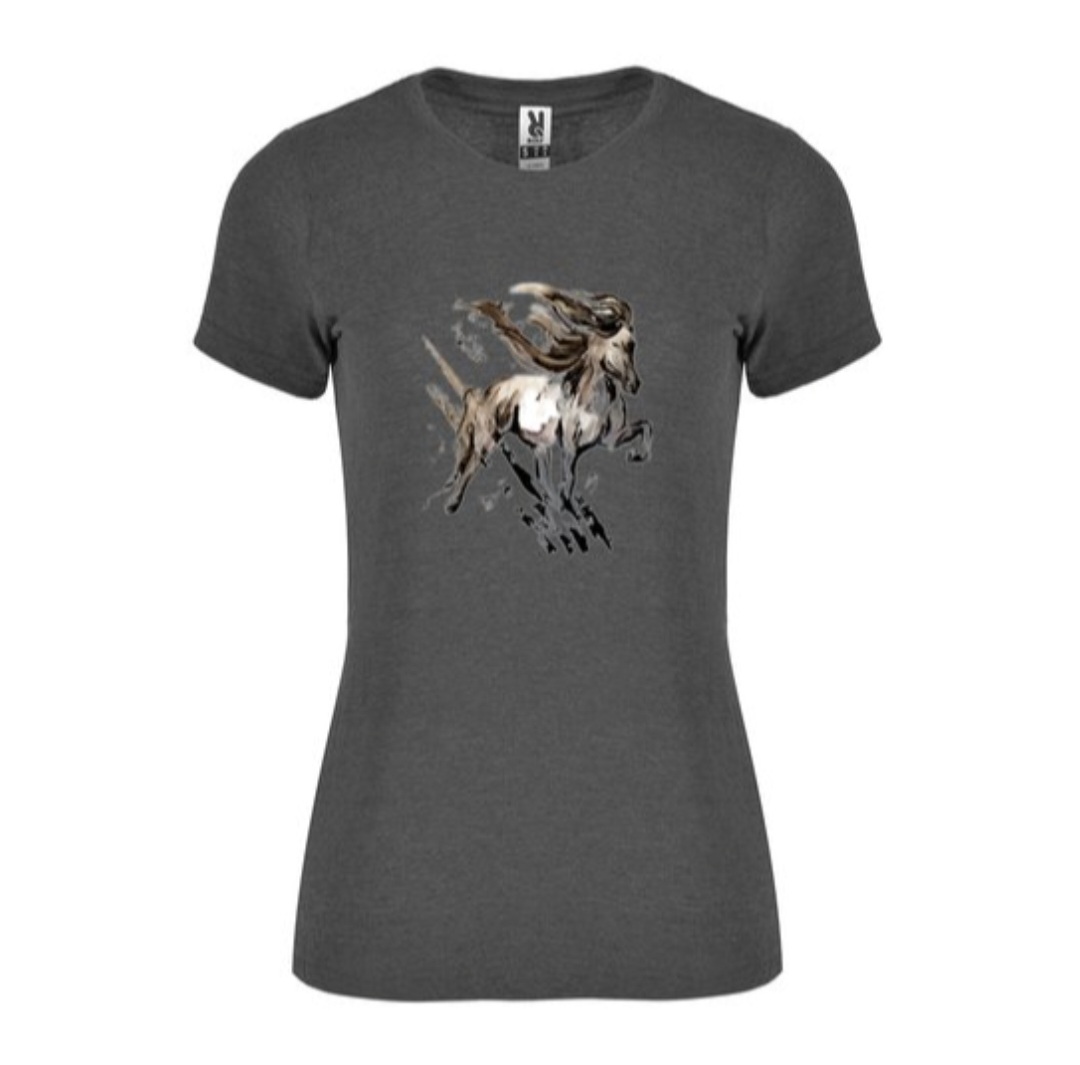 Im Detail ist ein T-Shirt mit kurzen Ärmeln zu sehen, auf dem ein Pferd mit wehender Mähne und Schweif abgebildet ist, das sich in einer dynamischen Bewegung, vermutlich einem Galopp, befindet.