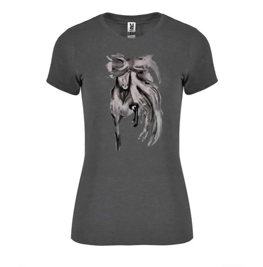 Im Detail ist ein T-Shirt mit kurzen Ärmeln zu sehen, auf dem ein Pferd mit wehender Mähne und Schweif abgebildet ist, das sich in einer dynamischen Bewegung, vermutlich einem Galopp, befindet.